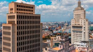 Vista aérea do centro de São Paulo com edifícios históricos e região urbana consolidada.