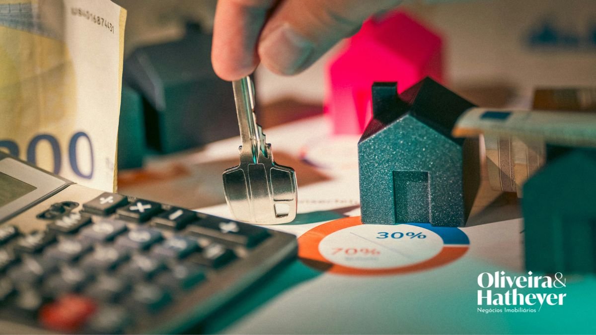 Chave, calculadora, dinheiro e casas em miniatura representando análise de preço no mercado imobiliário.