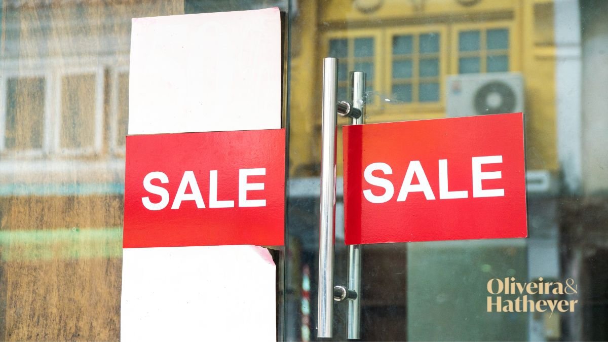Placas de promoção em vitrine representando ofertas e condições especiais na compra de imóveis.