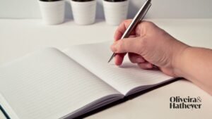 Pessoa escrevendo em caderno, representando análise, planejamento e atenção às regras antes da compra de um imóvel.